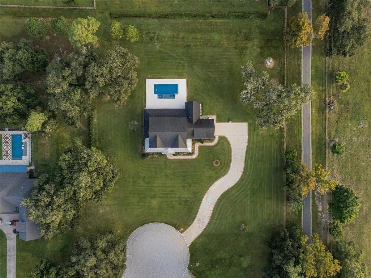 888 TWIN OAKS LN