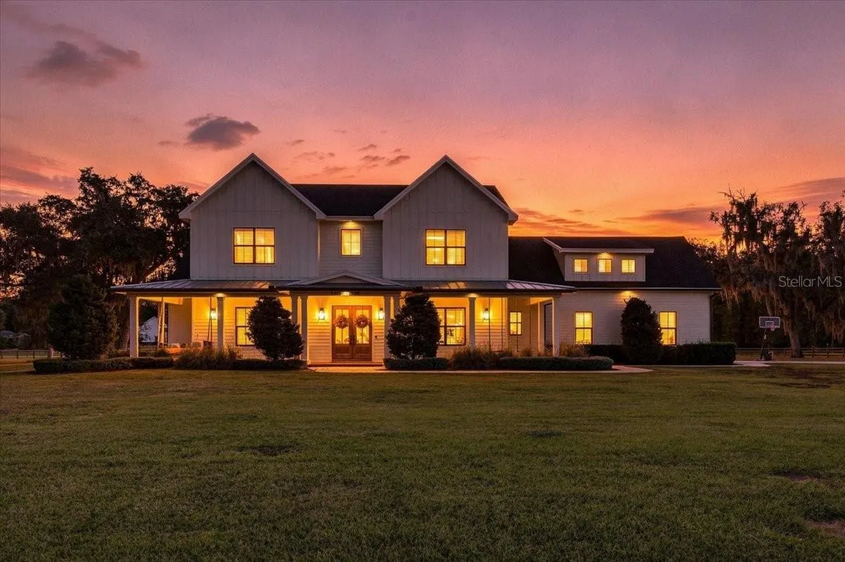 888 TWIN OAKS LN