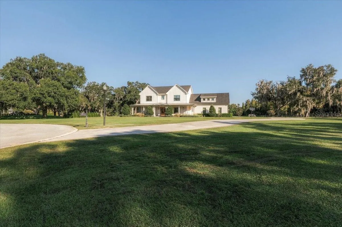 888 TWIN OAKS LN