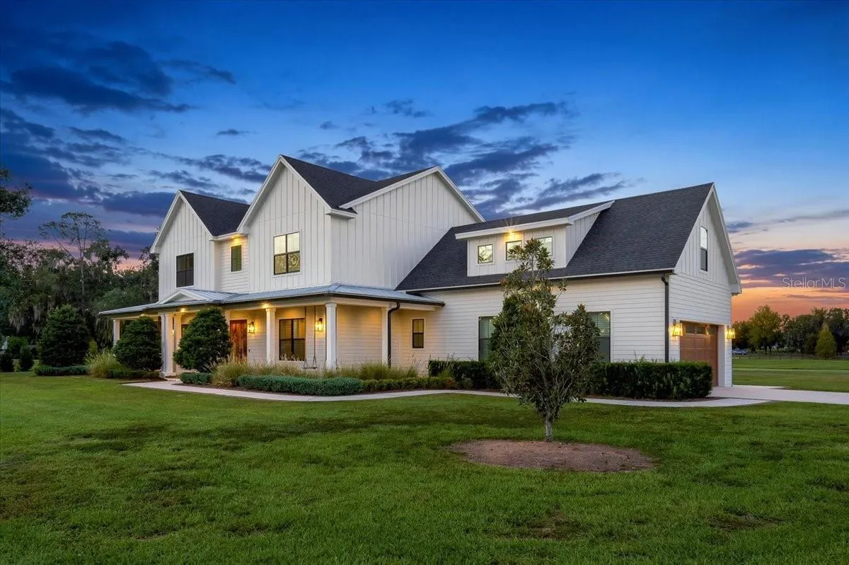 888 TWIN OAKS LN