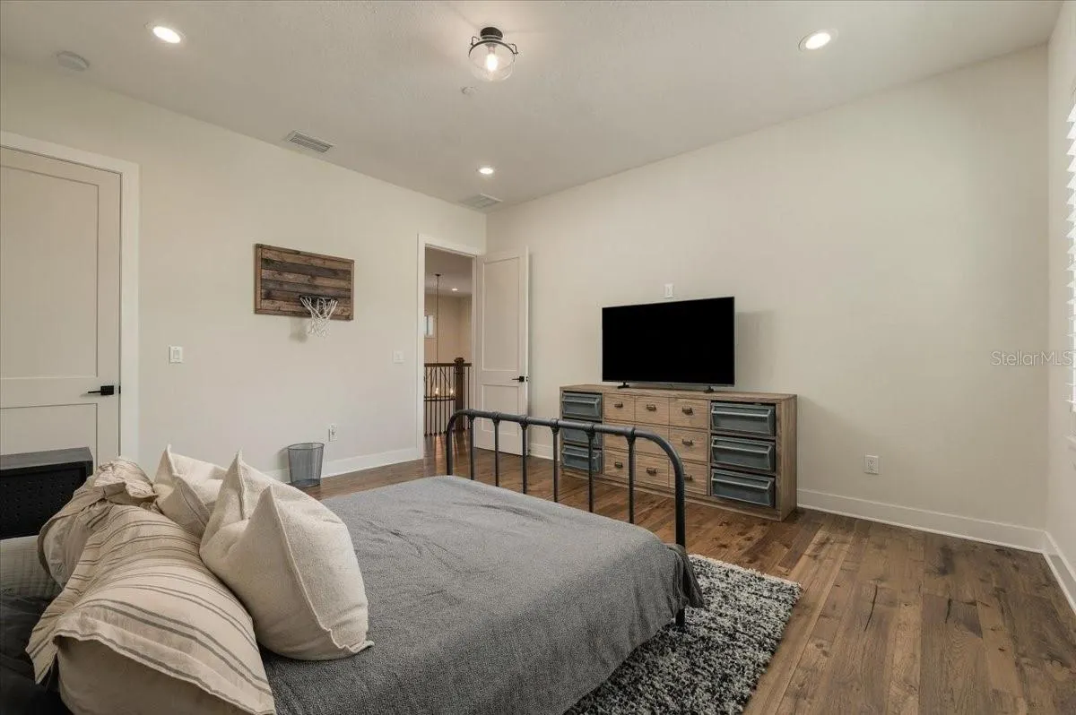 888 TWIN OAKS LN