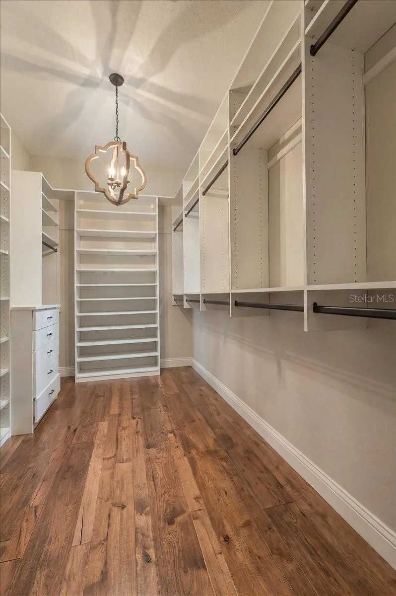 888 TWIN OAKS LN