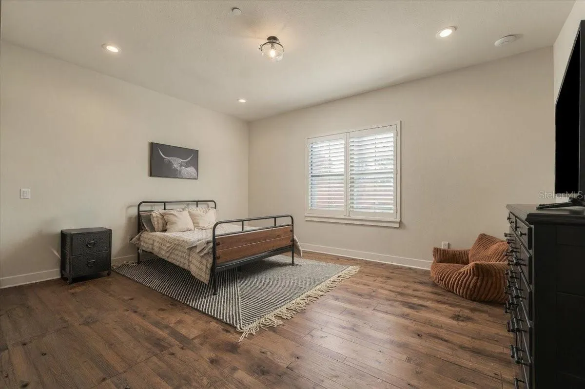 888 TWIN OAKS LN