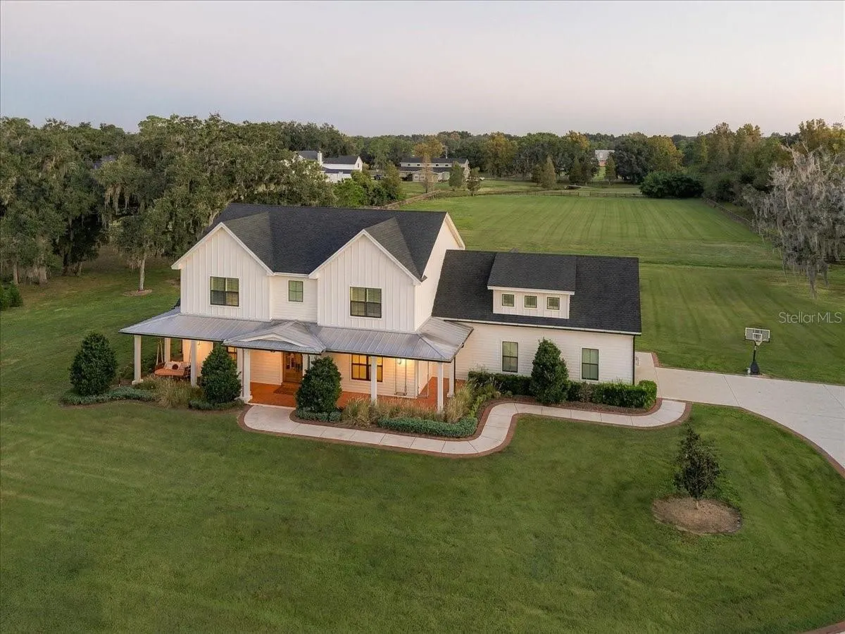 888 TWIN OAKS LN