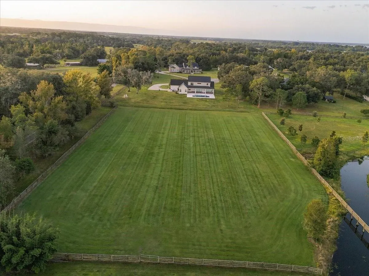 888 TWIN OAKS LN