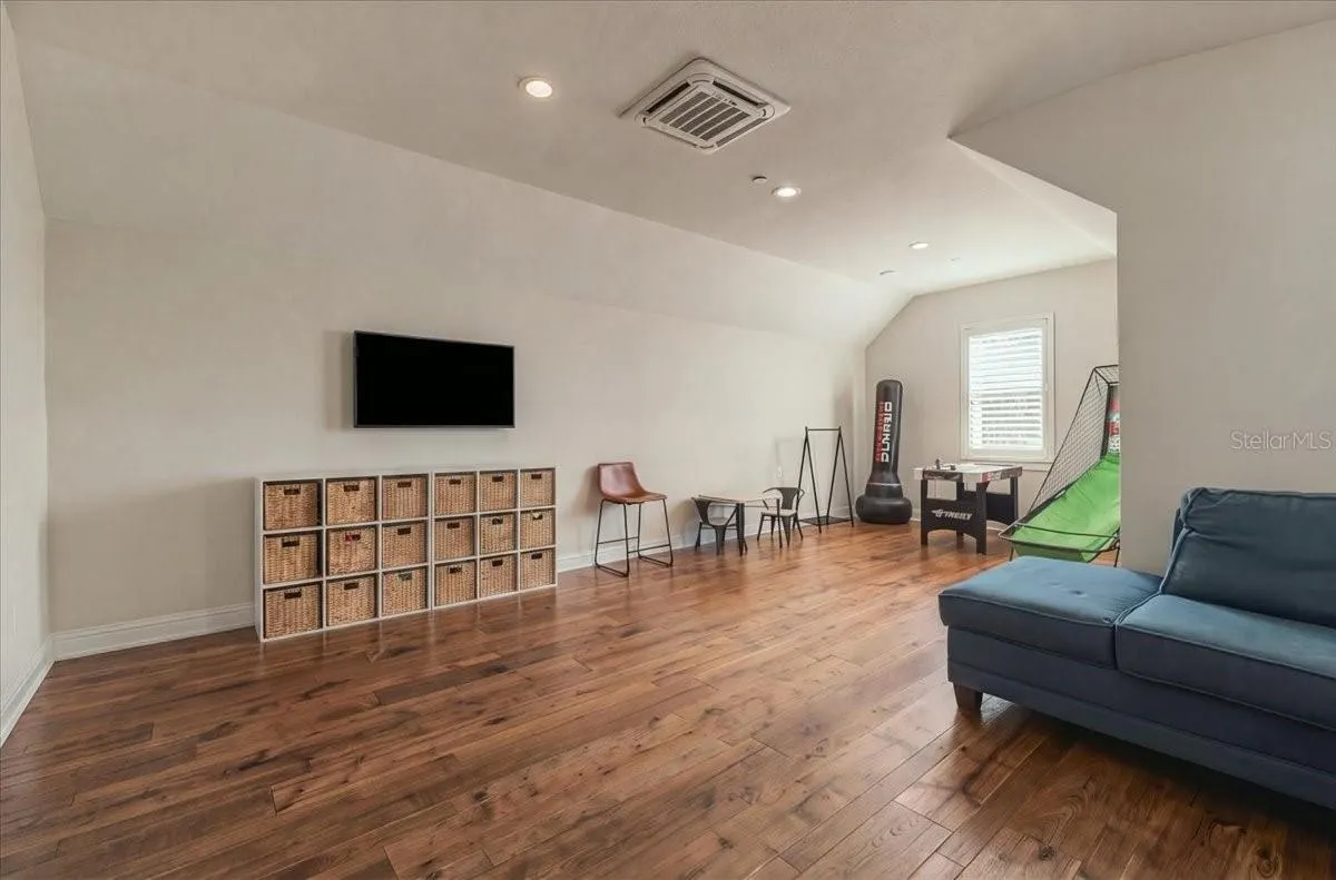 888 TWIN OAKS LN