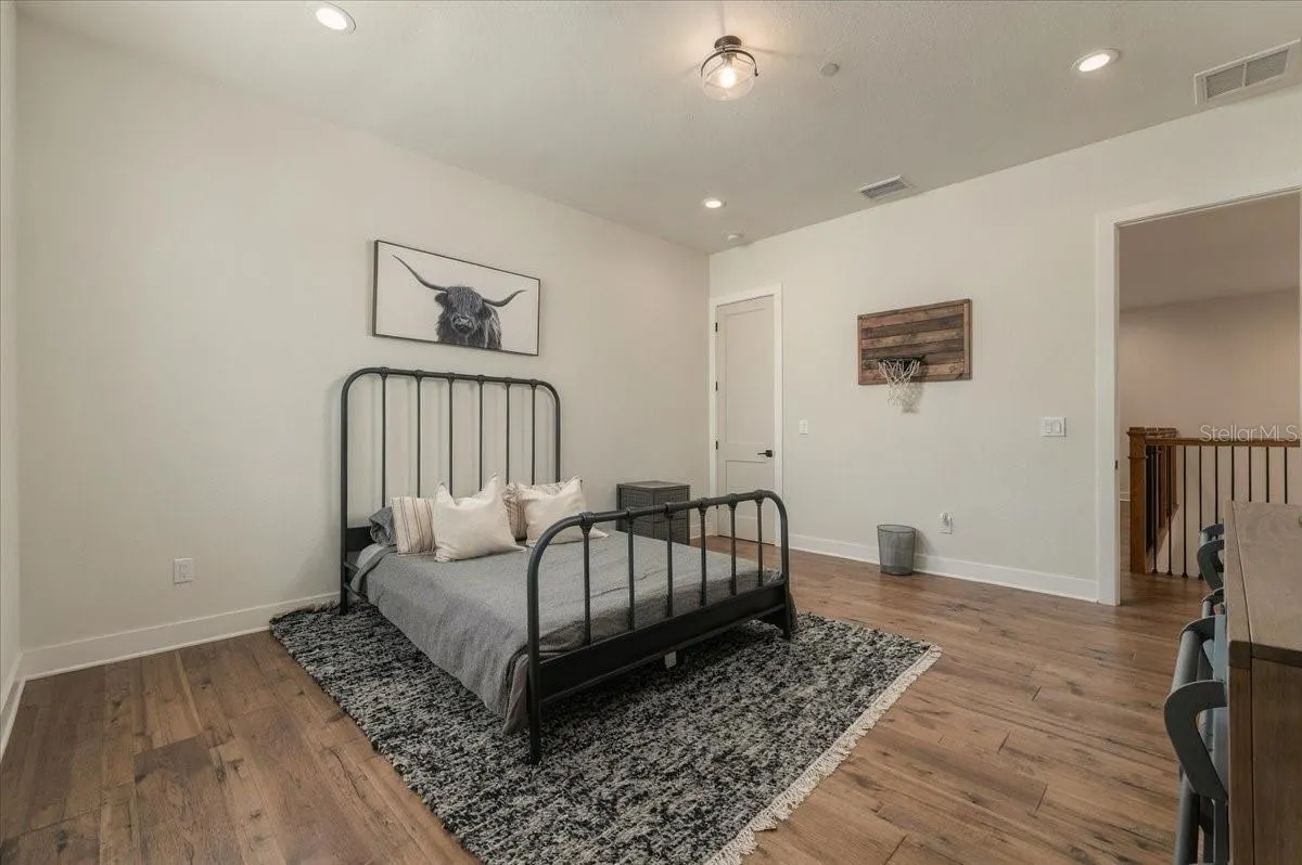 888 TWIN OAKS LN