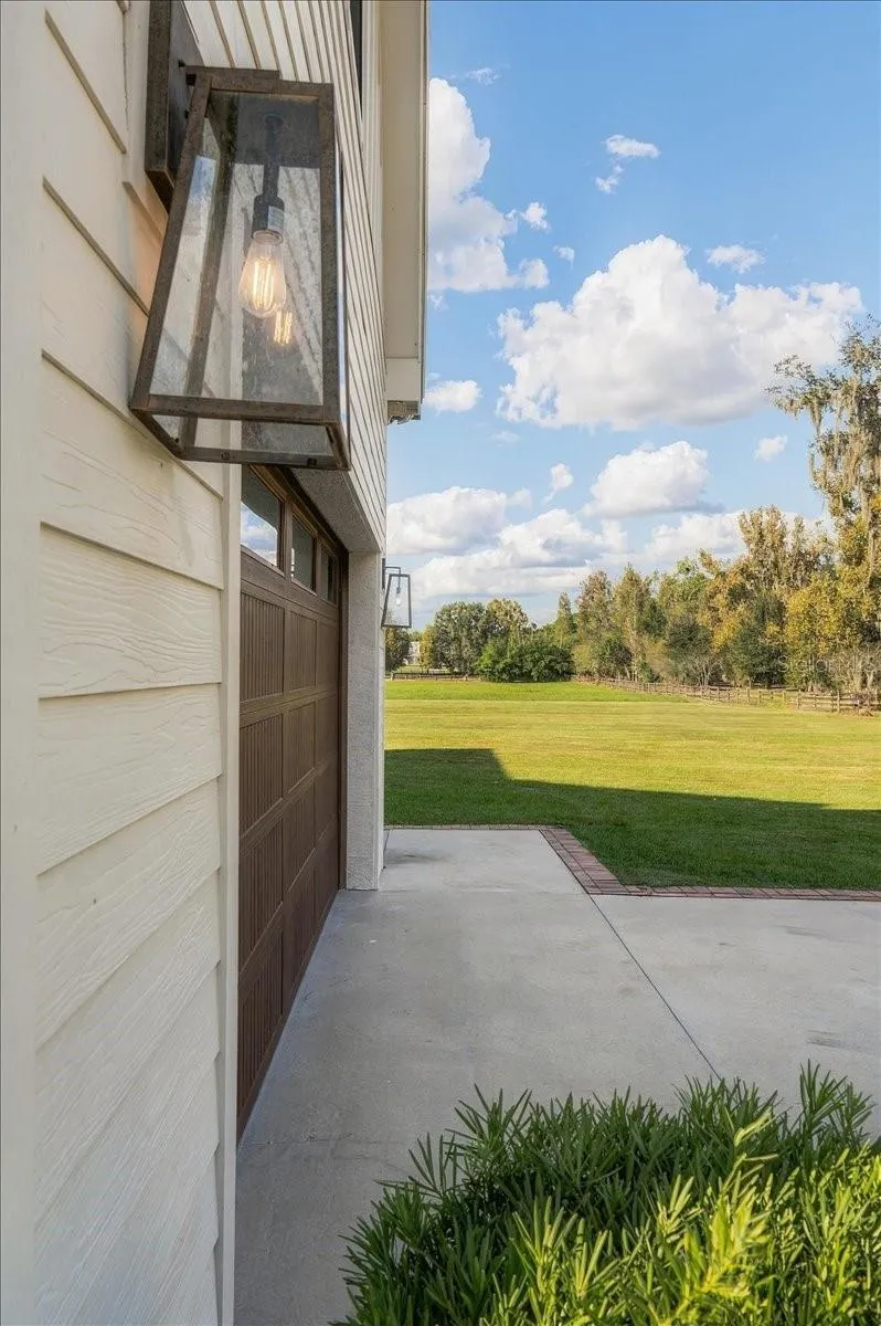 888 TWIN OAKS LN