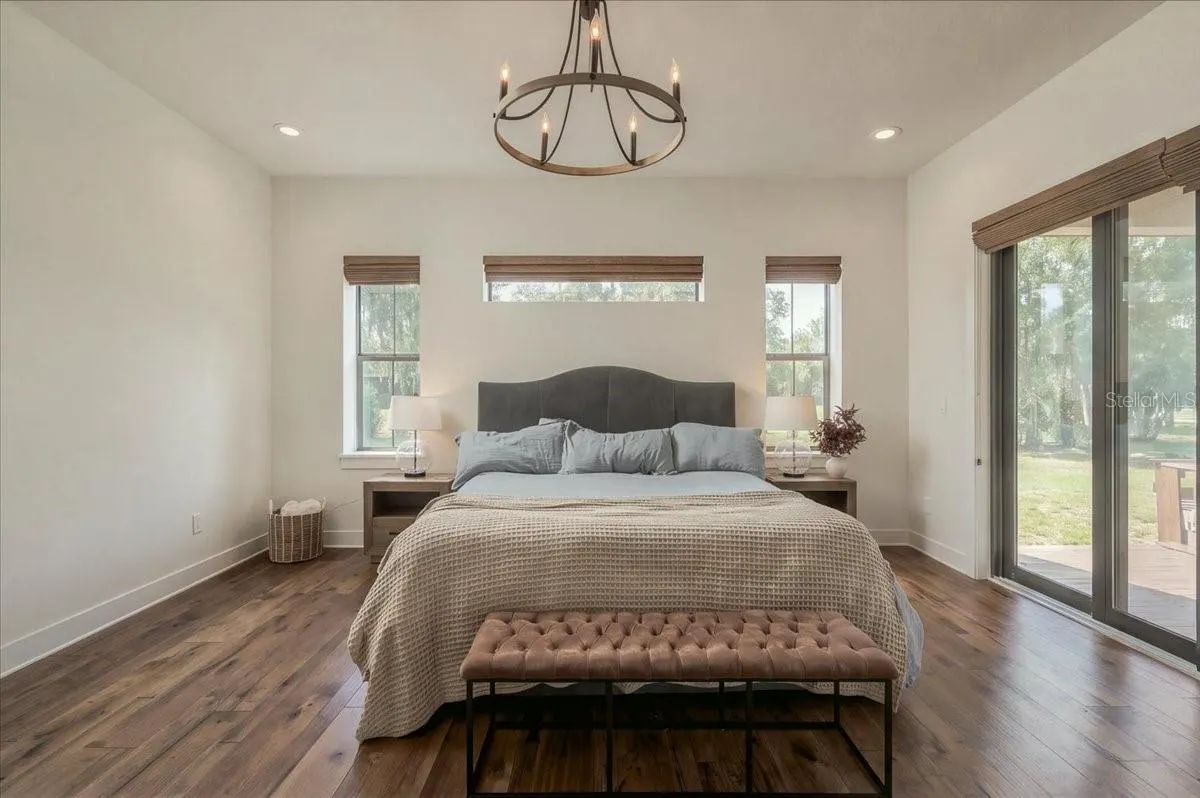 888 TWIN OAKS LN