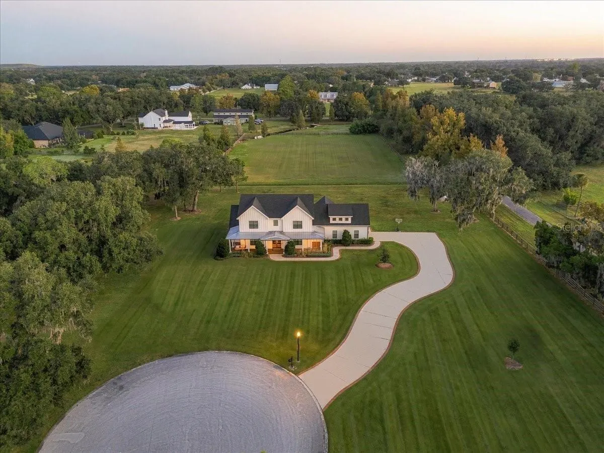 888 TWIN OAKS LN