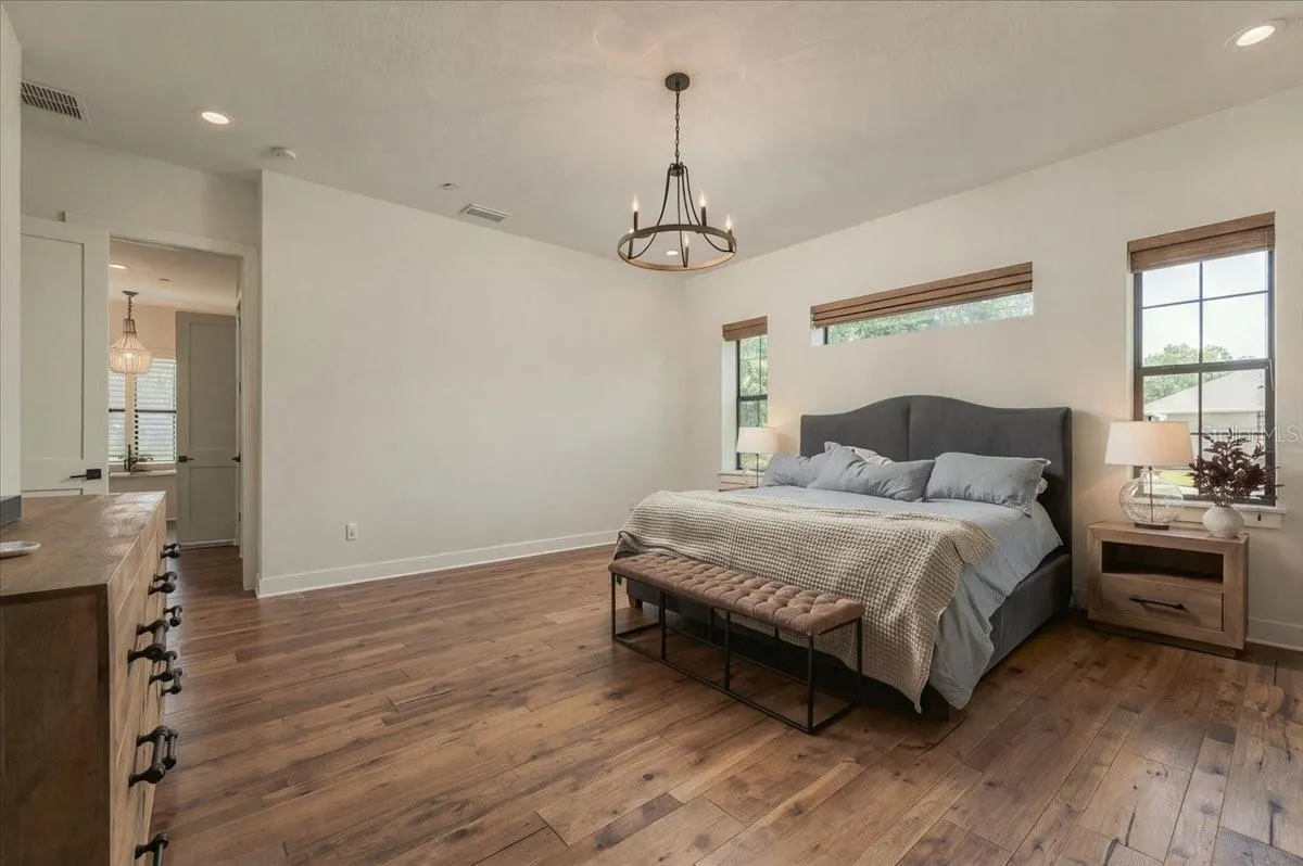 888 TWIN OAKS LN