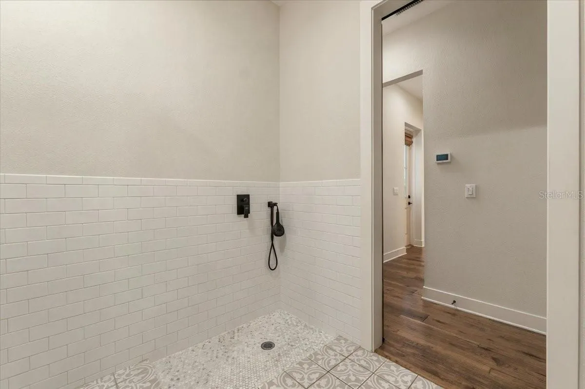 888 TWIN OAKS LN