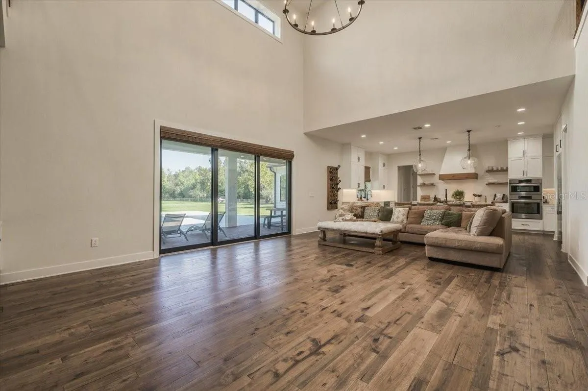 888 TWIN OAKS LN