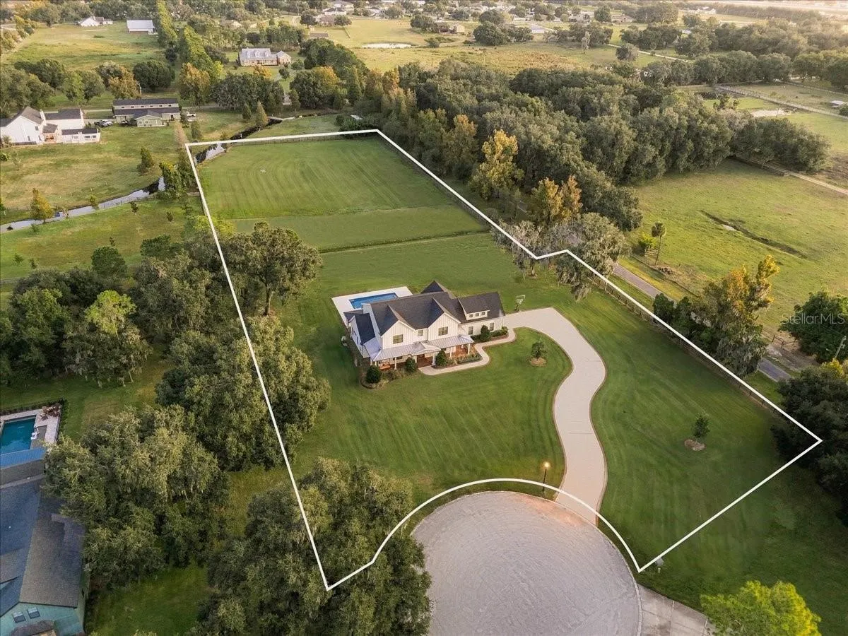888 TWIN OAKS LN