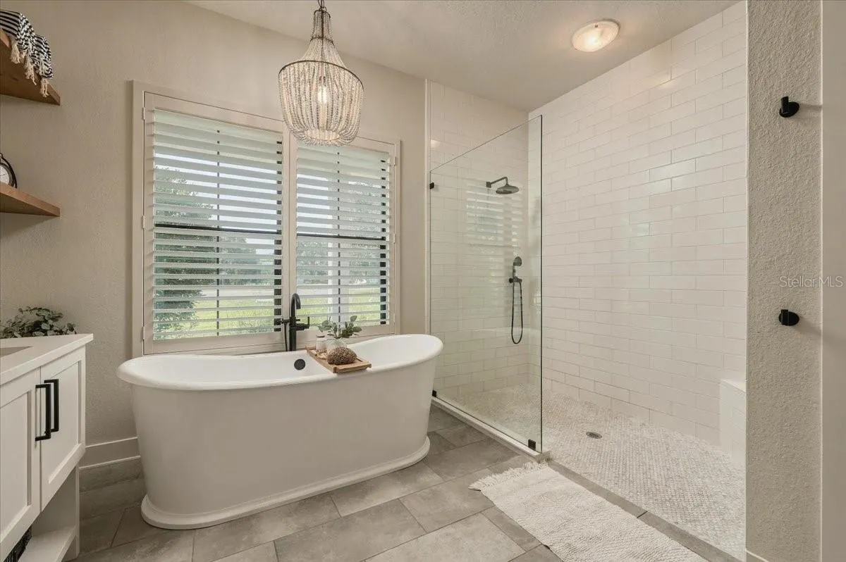 888 TWIN OAKS LN