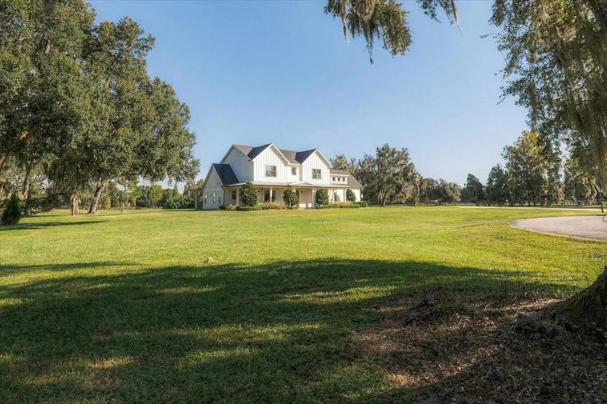 888 TWIN OAKS LN