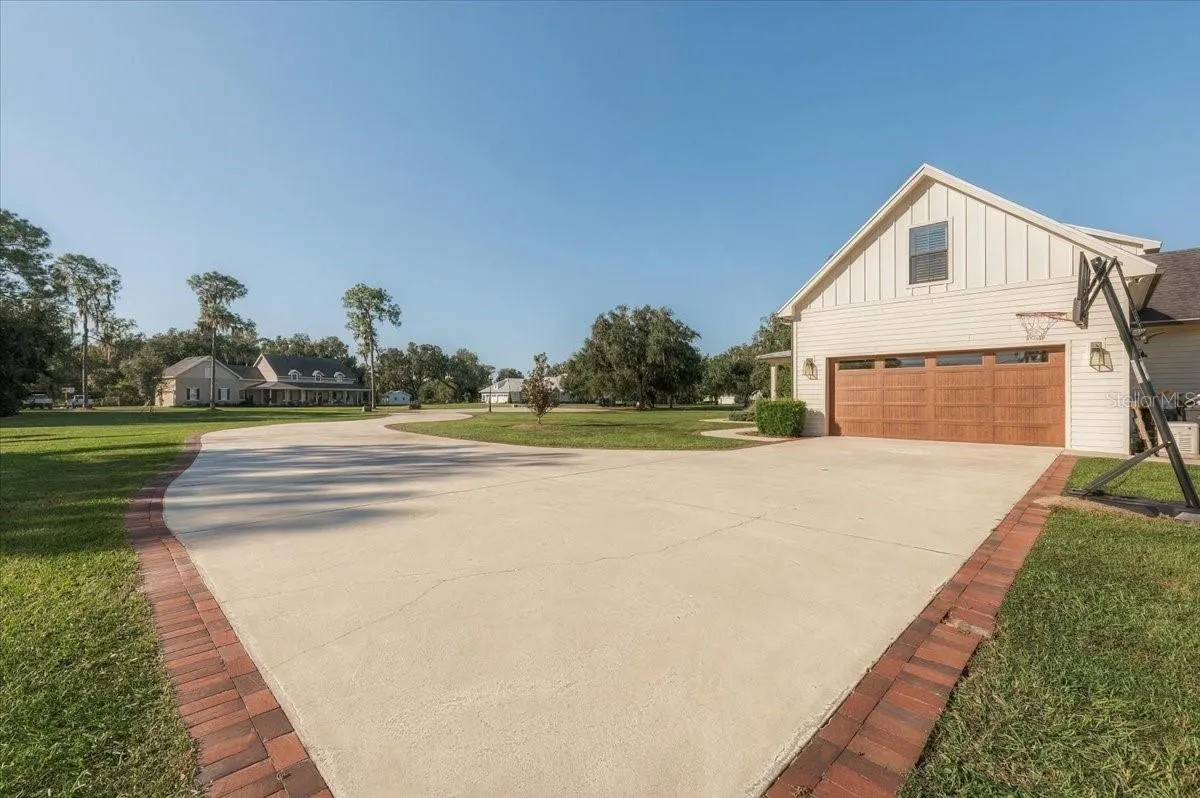 888 TWIN OAKS LN