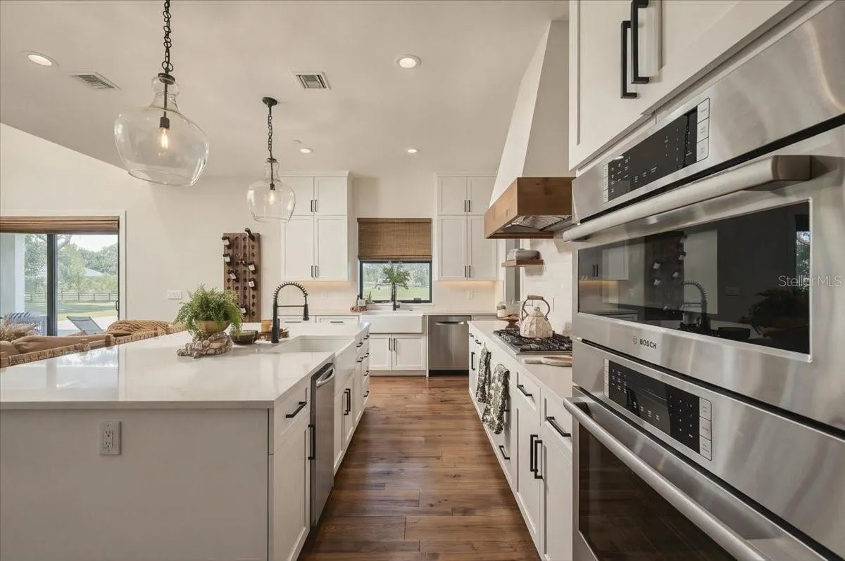 888 TWIN OAKS LN