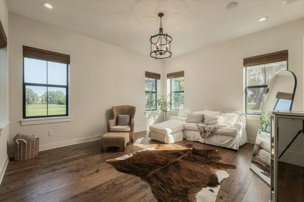 888 TWIN OAKS LN