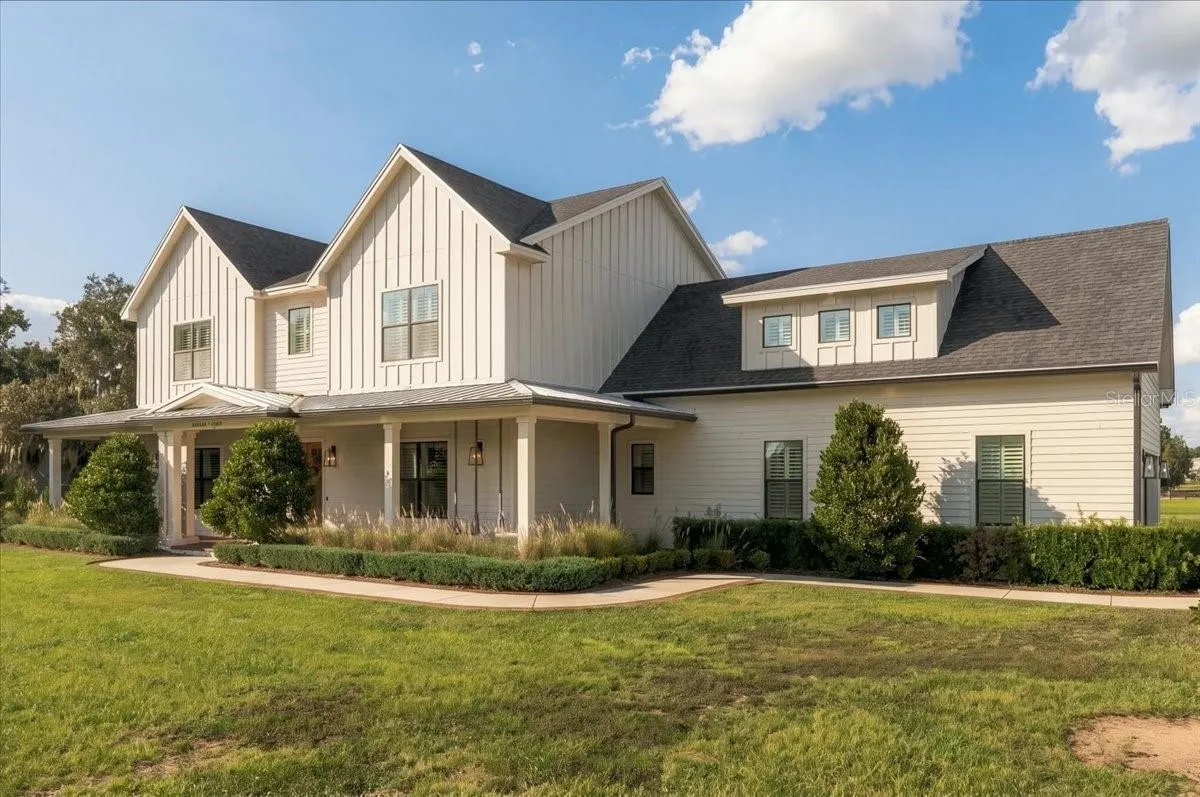 888 TWIN OAKS LN