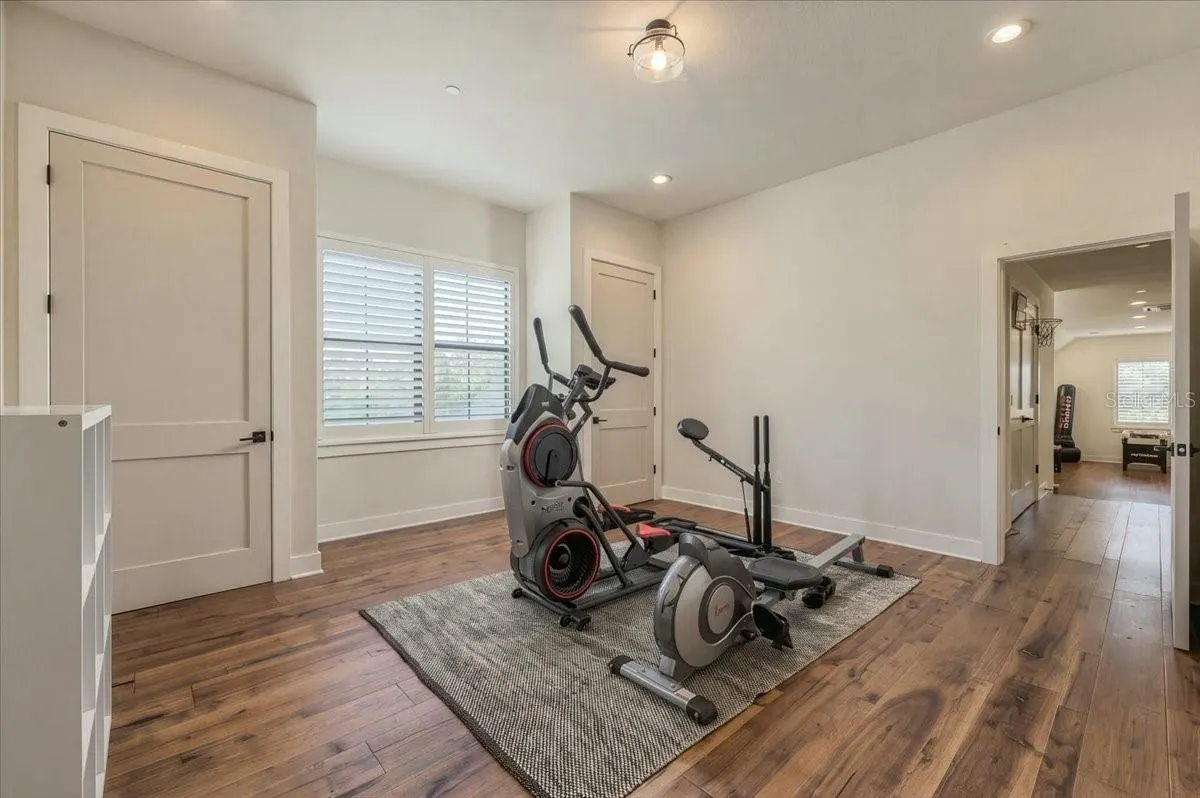 888 TWIN OAKS LN