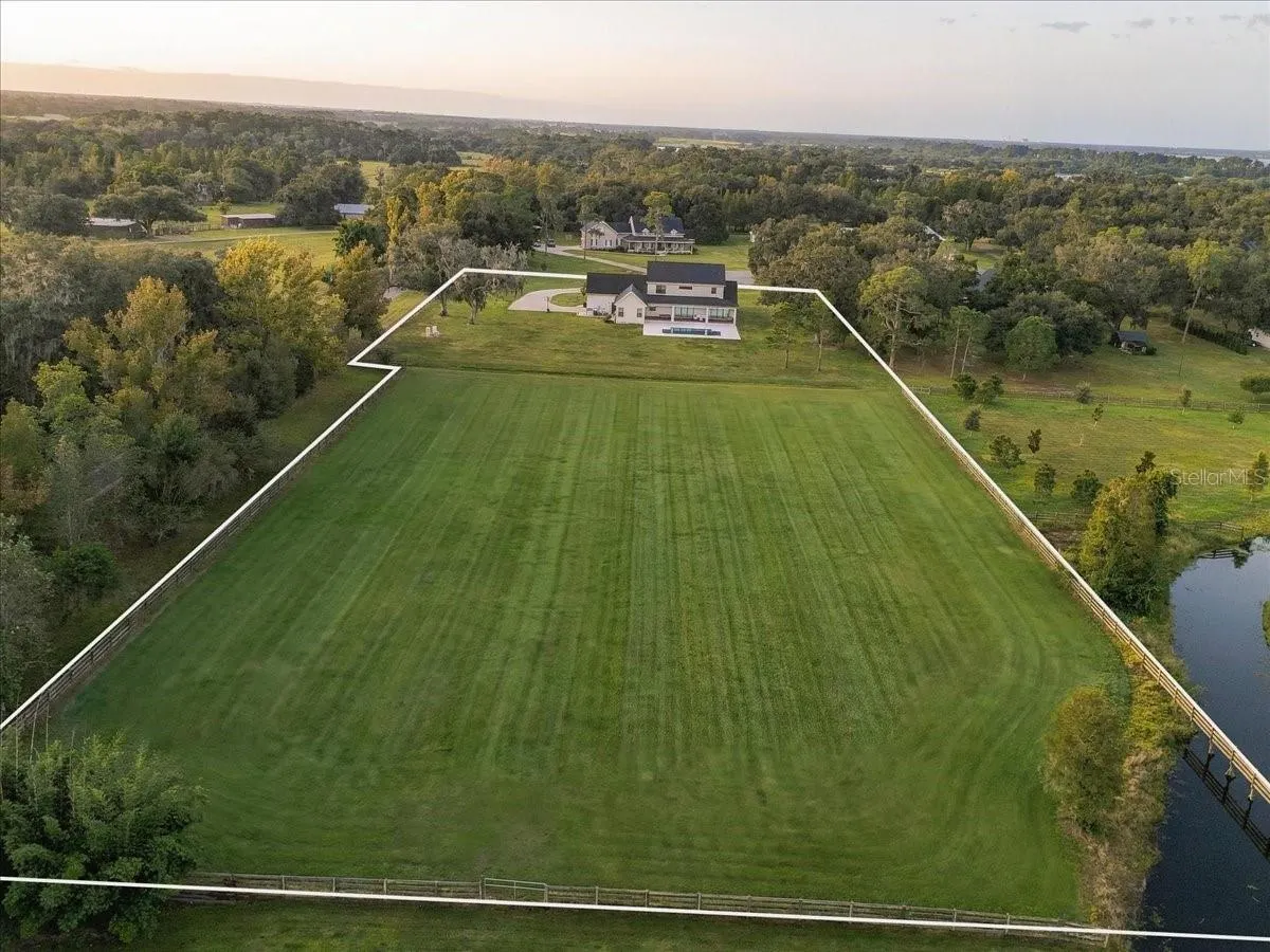 888 TWIN OAKS LN