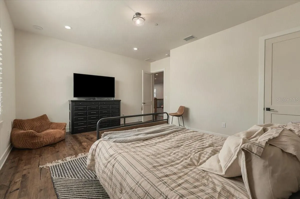 888 TWIN OAKS LN