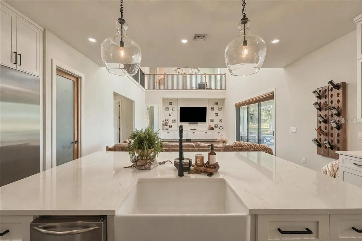 888 TWIN OAKS LN