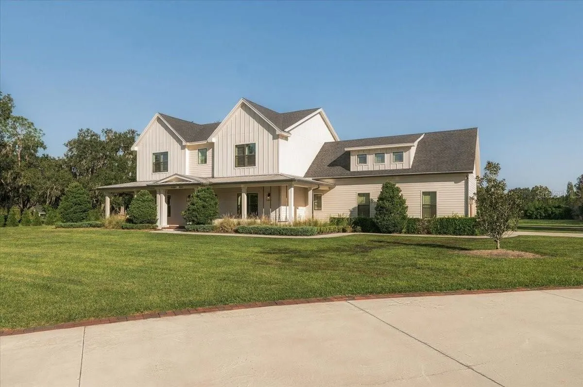 888 TWIN OAKS LN