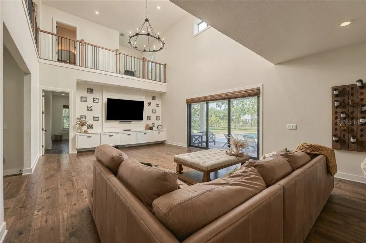 888 TWIN OAKS LN