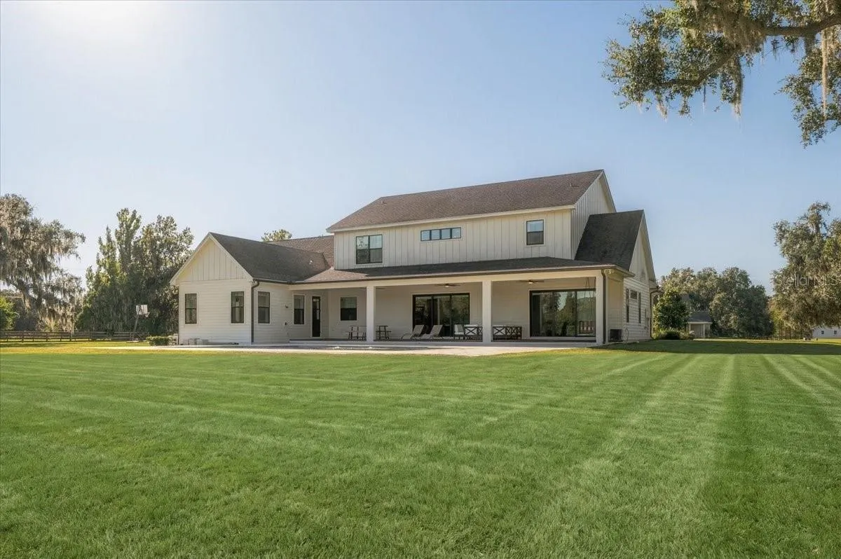 888 TWIN OAKS LN