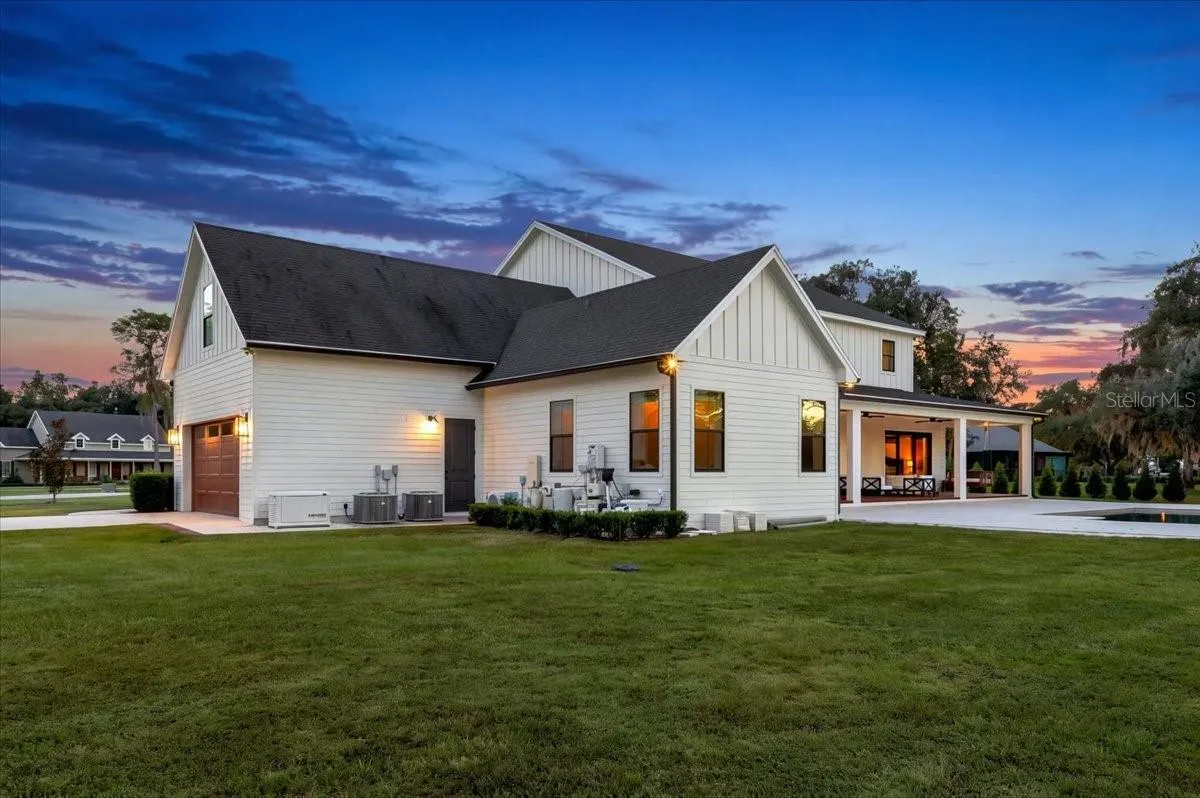 888 TWIN OAKS LN