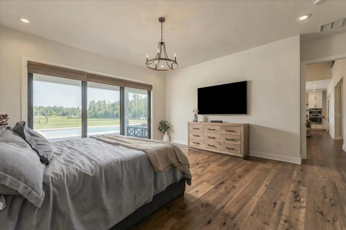 888 TWIN OAKS LN