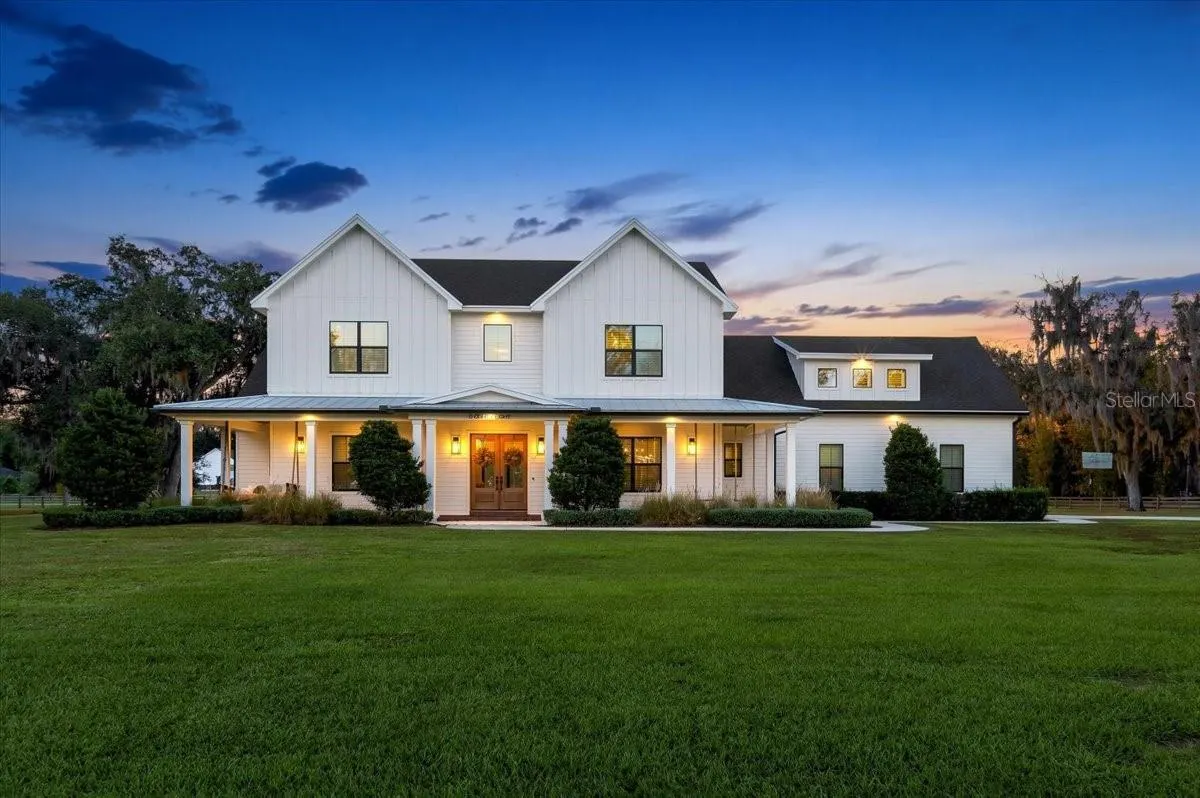 888 TWIN OAKS LN