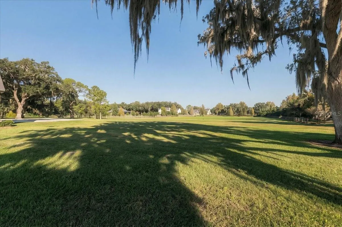 888 TWIN OAKS LN