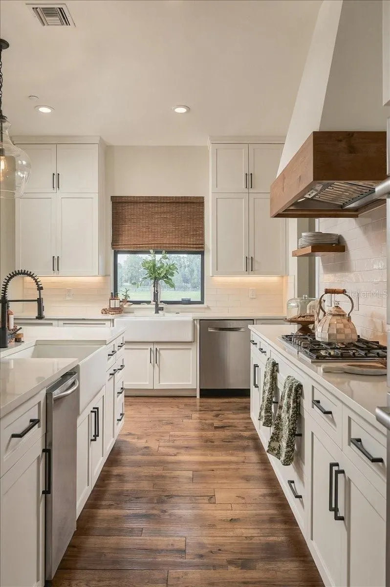 888 TWIN OAKS LN
