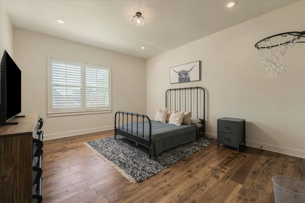 888 TWIN OAKS LN