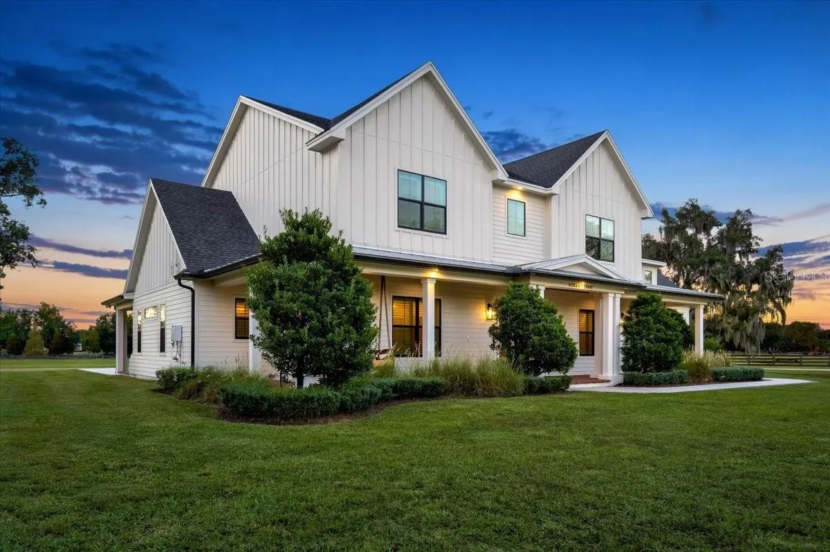 888 TWIN OAKS LN