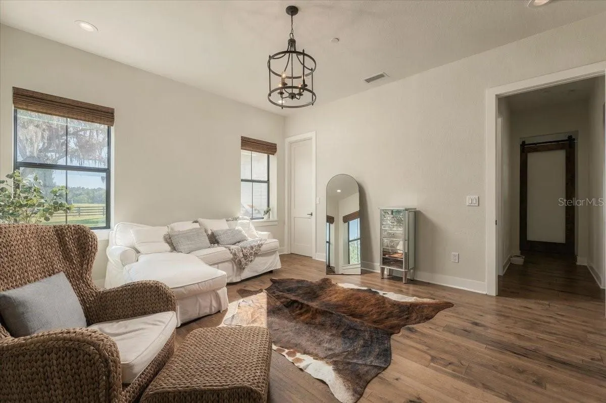 888 TWIN OAKS LN