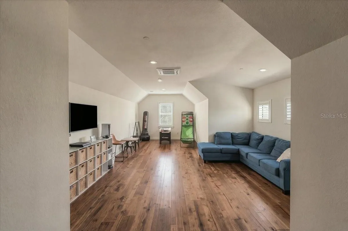 888 TWIN OAKS LN