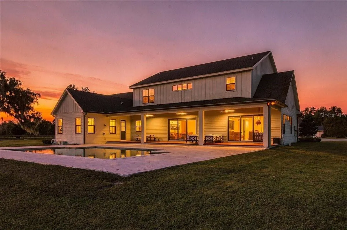 888 TWIN OAKS LN