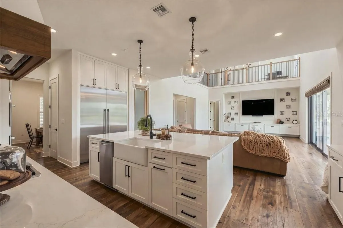 888 TWIN OAKS LN