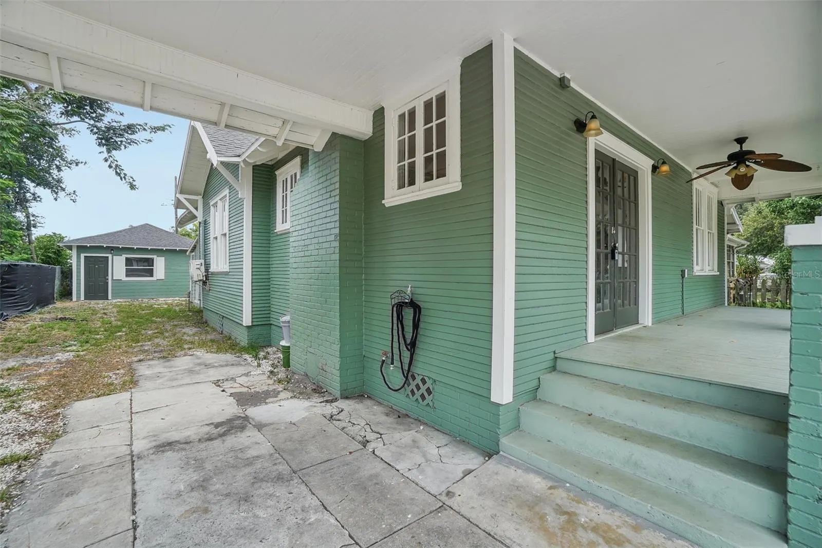 1533 E ELM RD
