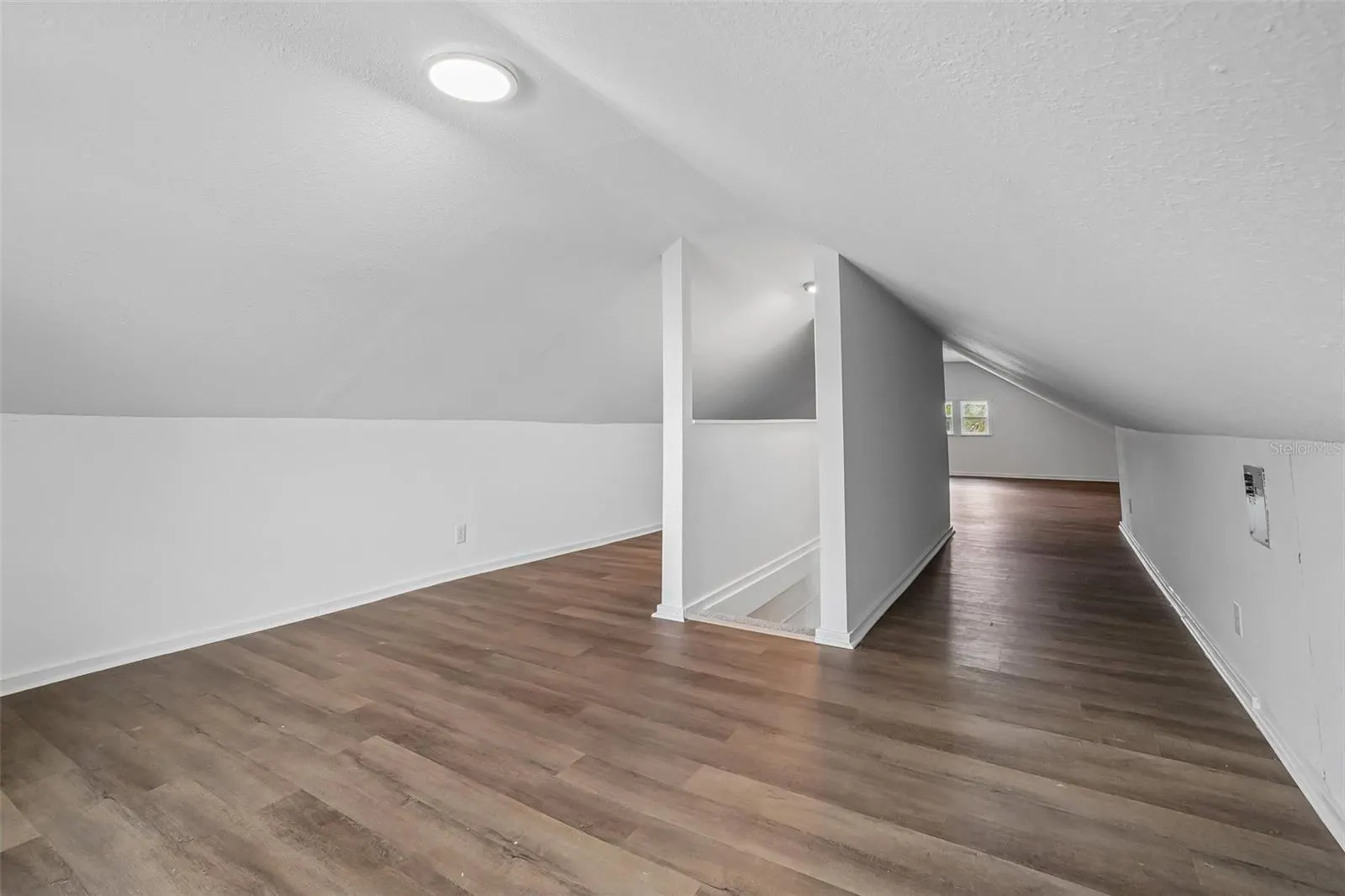 1533 E ELM RD