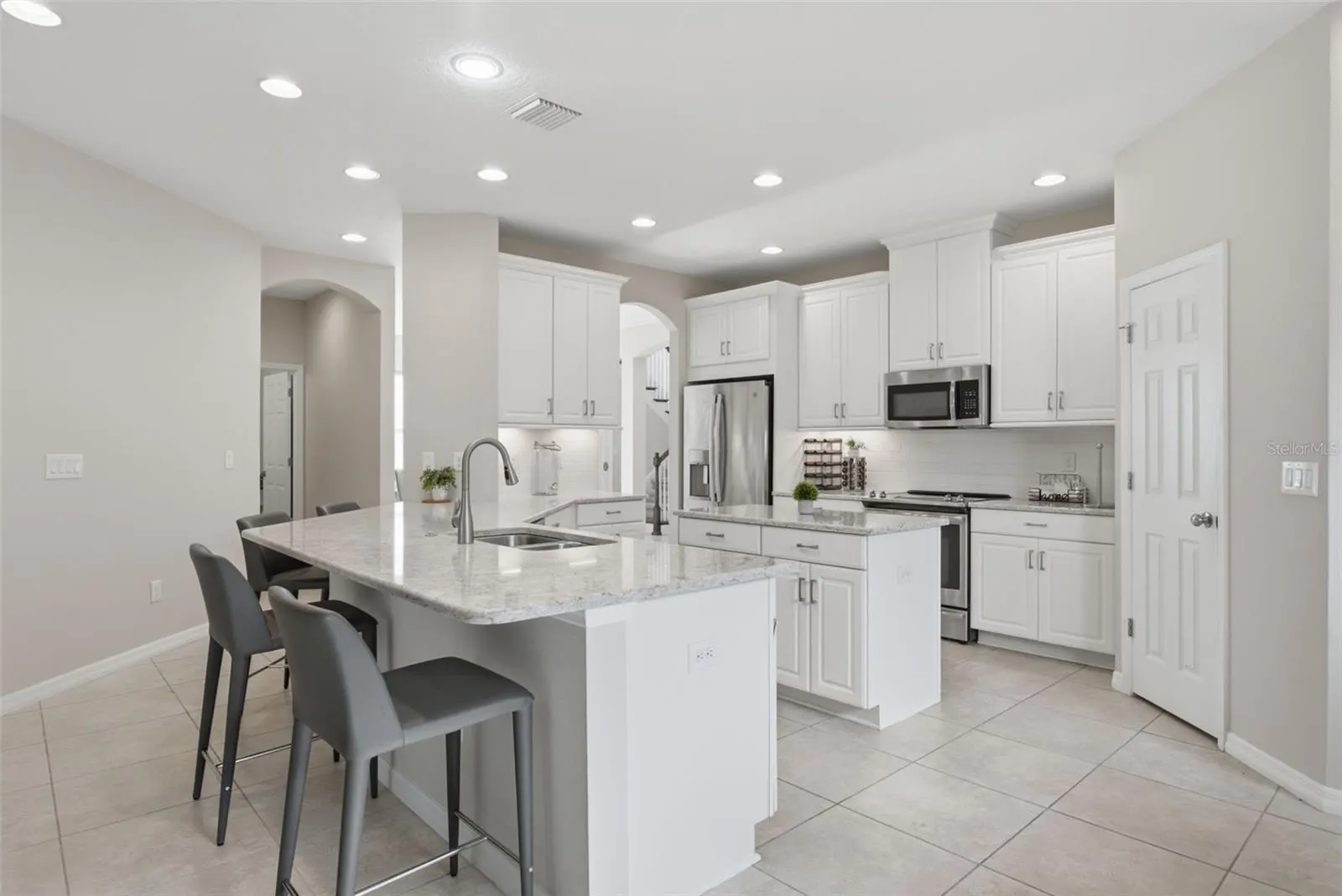 9009 SPRUCE CREEK CIR