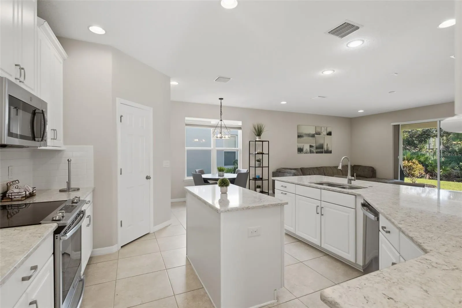 9009 SPRUCE CREEK CIR