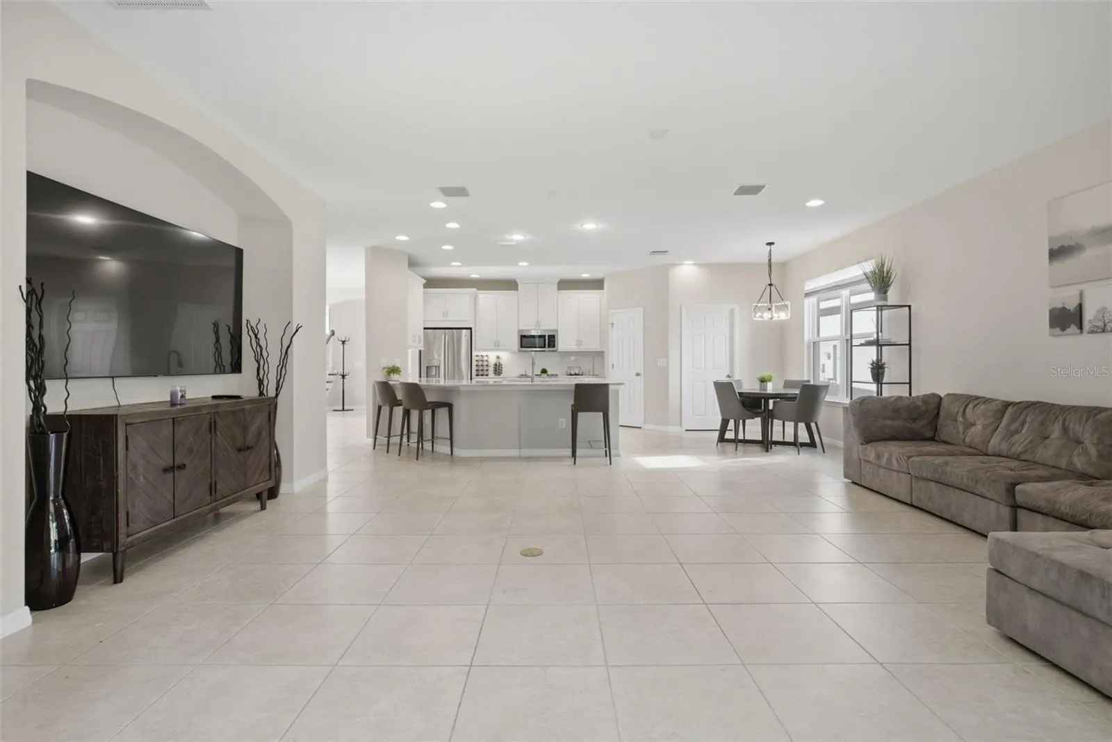 9009 SPRUCE CREEK CIR