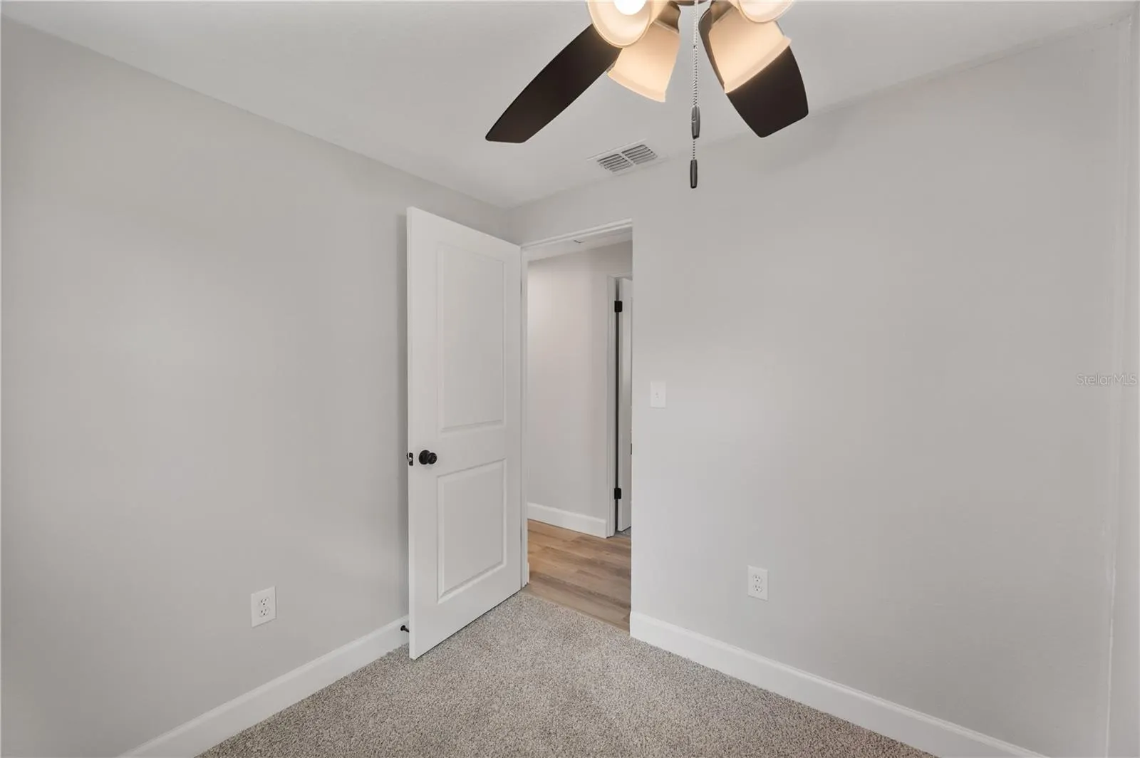 306 BASSEDENA CIR N