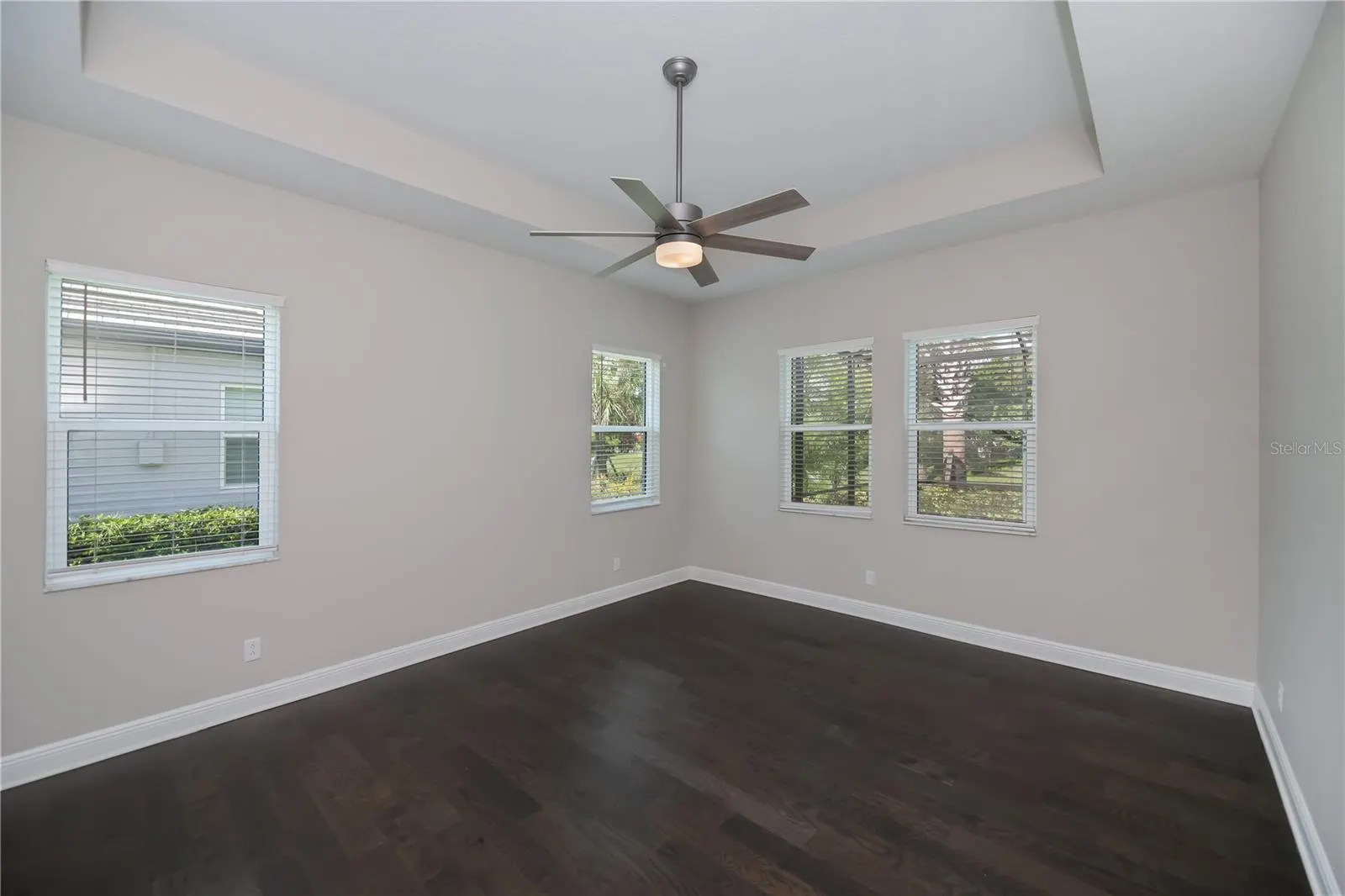 6137 LUNGO LAGO DR