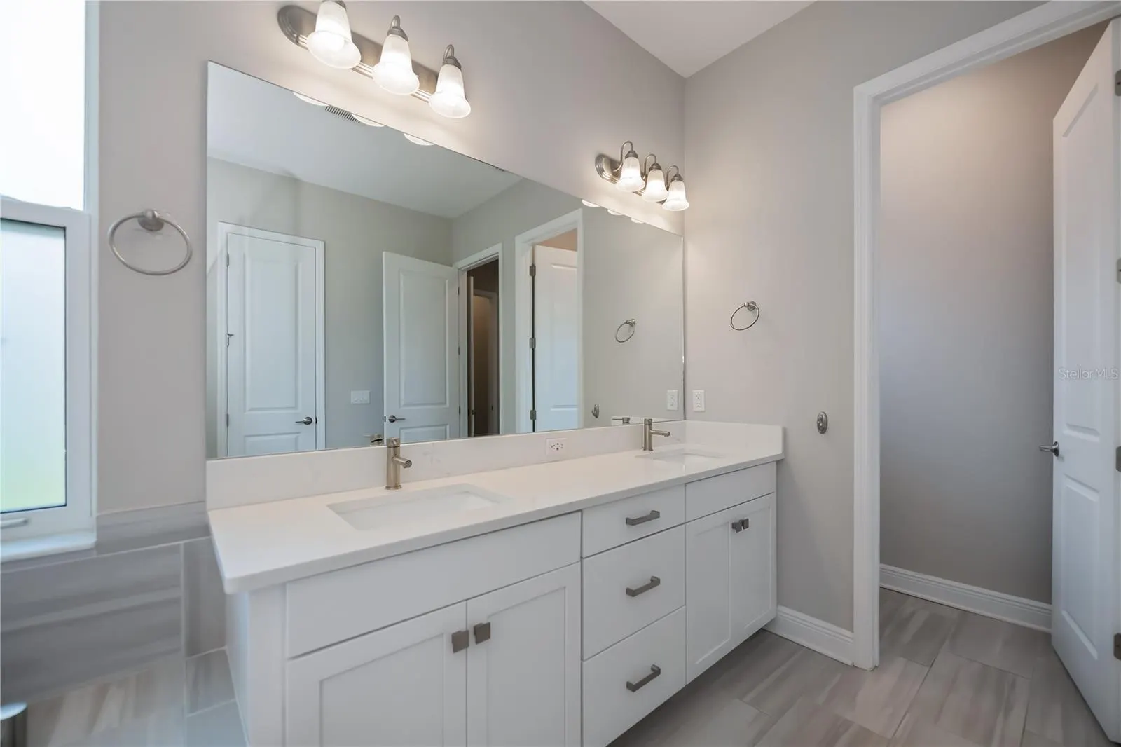 6137 LUNGO LAGO DR